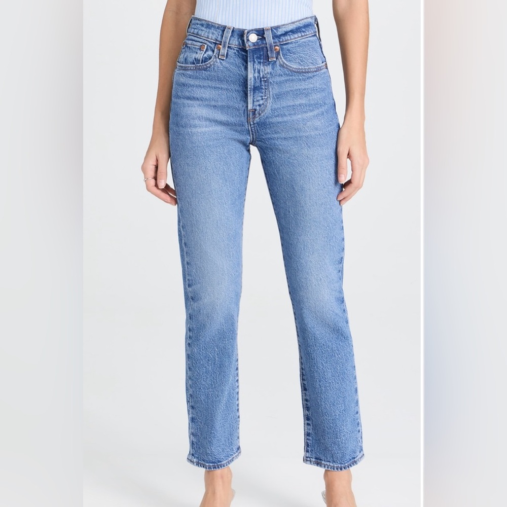 Levi Jeans Wedgie Straight in 24, barely worn. No stains.